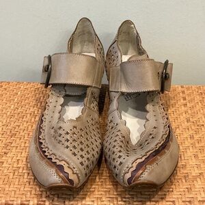 Rieker Anti-Stress Shoe Size 39 US 8.5 Neutral Color Cut-Outs  Buckle Low Heel